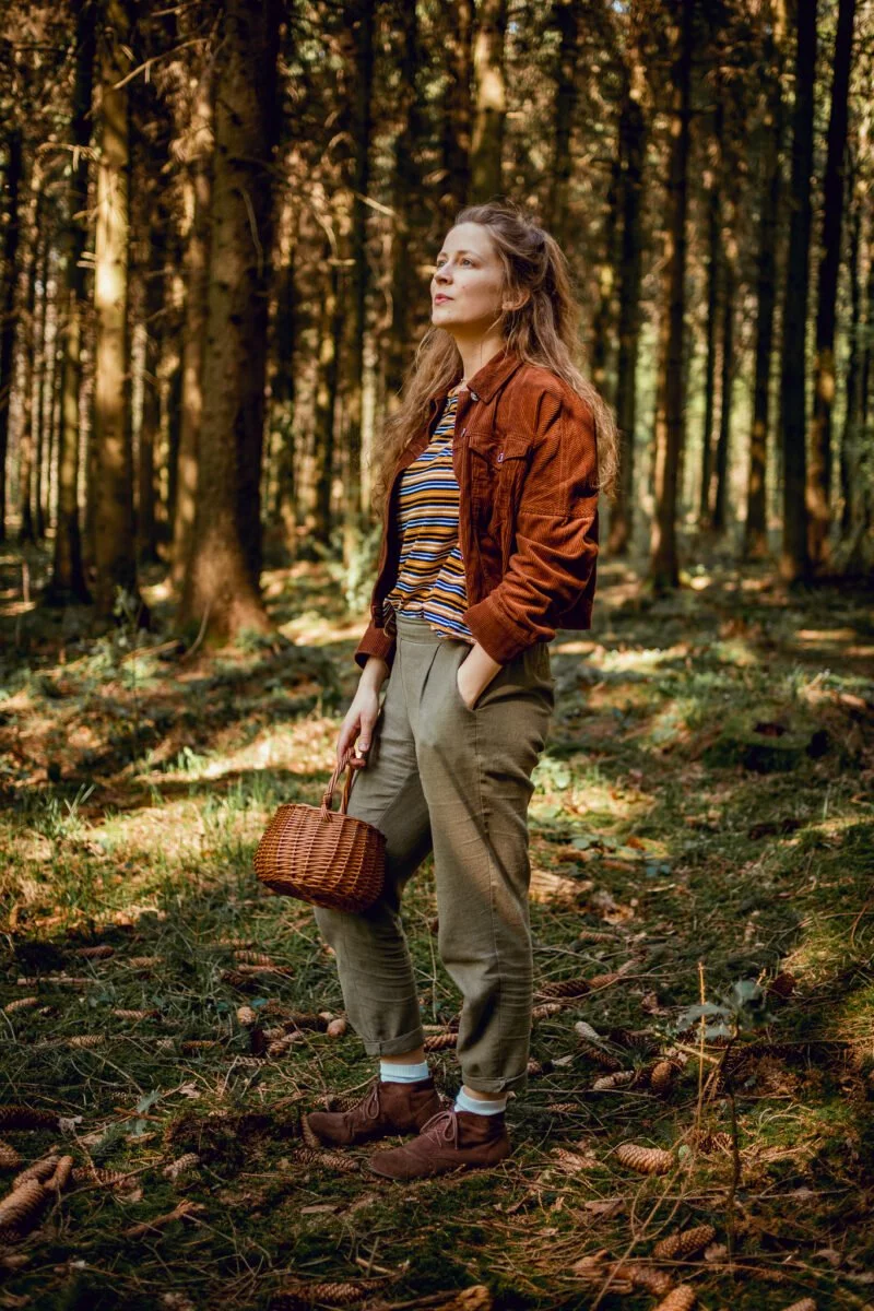 selbstportrait im wald mit korb in der hand