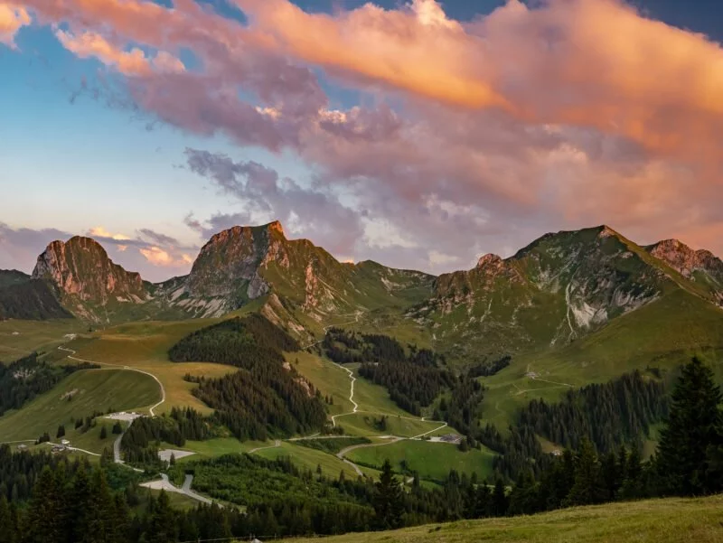 Fotolocations gleich um die Ecke finden | Nutze den Heimvorteil 3 fotolocations gebirge mit gruener wiese und wolken am himmel