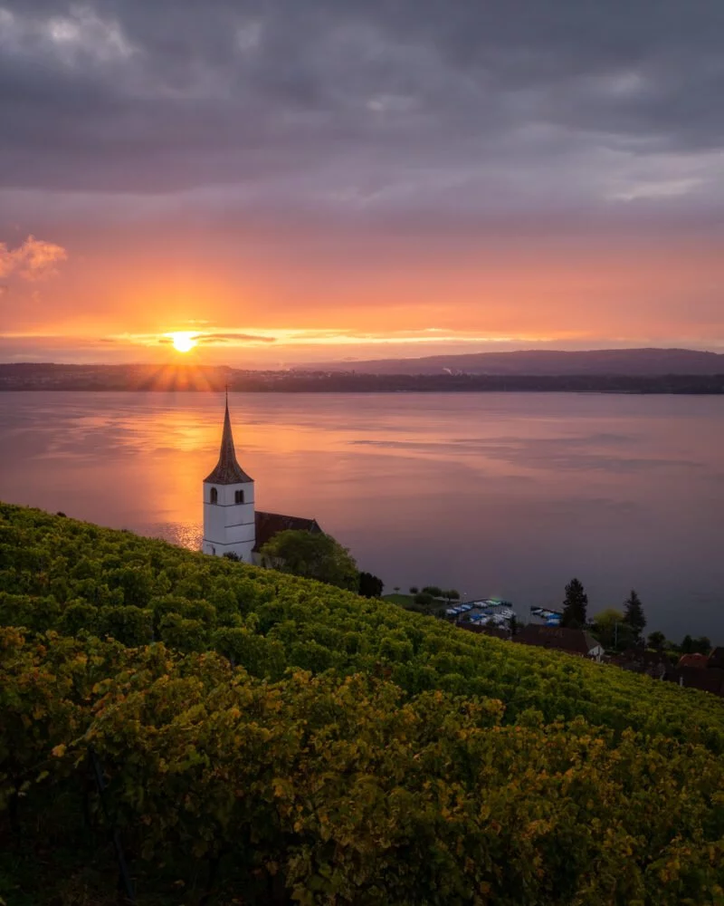 Fotolocations gleich um die Ecke finden | Nutze den Heimvorteil 2 kleine kapelle am seeufer bei sonnenuntergang