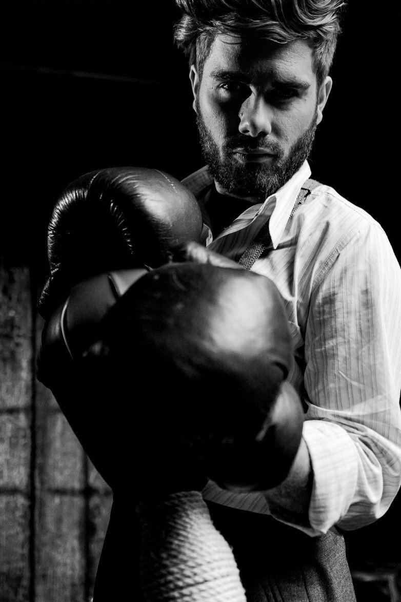 mann mit boxhandschuhen schwarz weiss maennerportraits