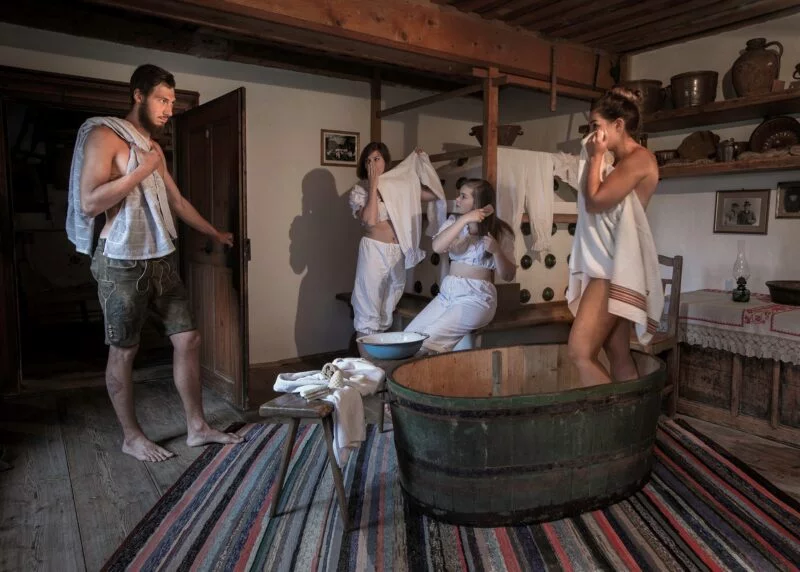 familie insziniert alten brauch von der badezeit im trog