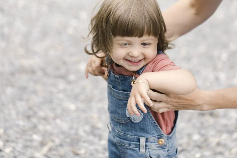 outdoorshooting mit kinder kleines maedchen lachend