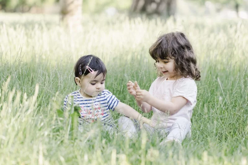 outdoorshooting mit kinder in hohem gras