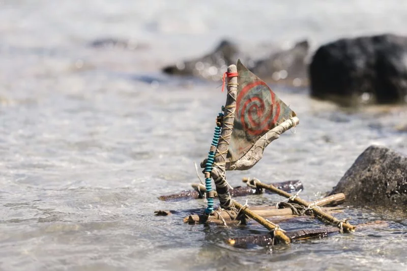 gebasteltes boot aus kleinen holzteilen auf dem wasser