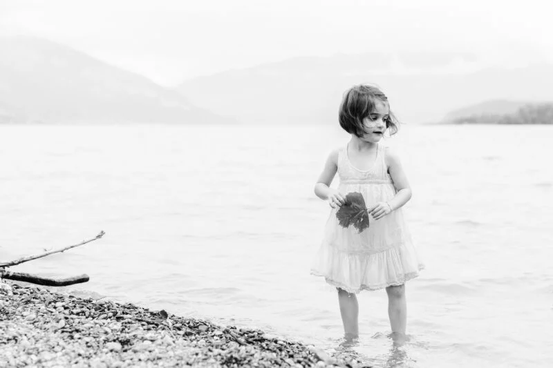 kleines maedchen am wasser schwarz weiss foto