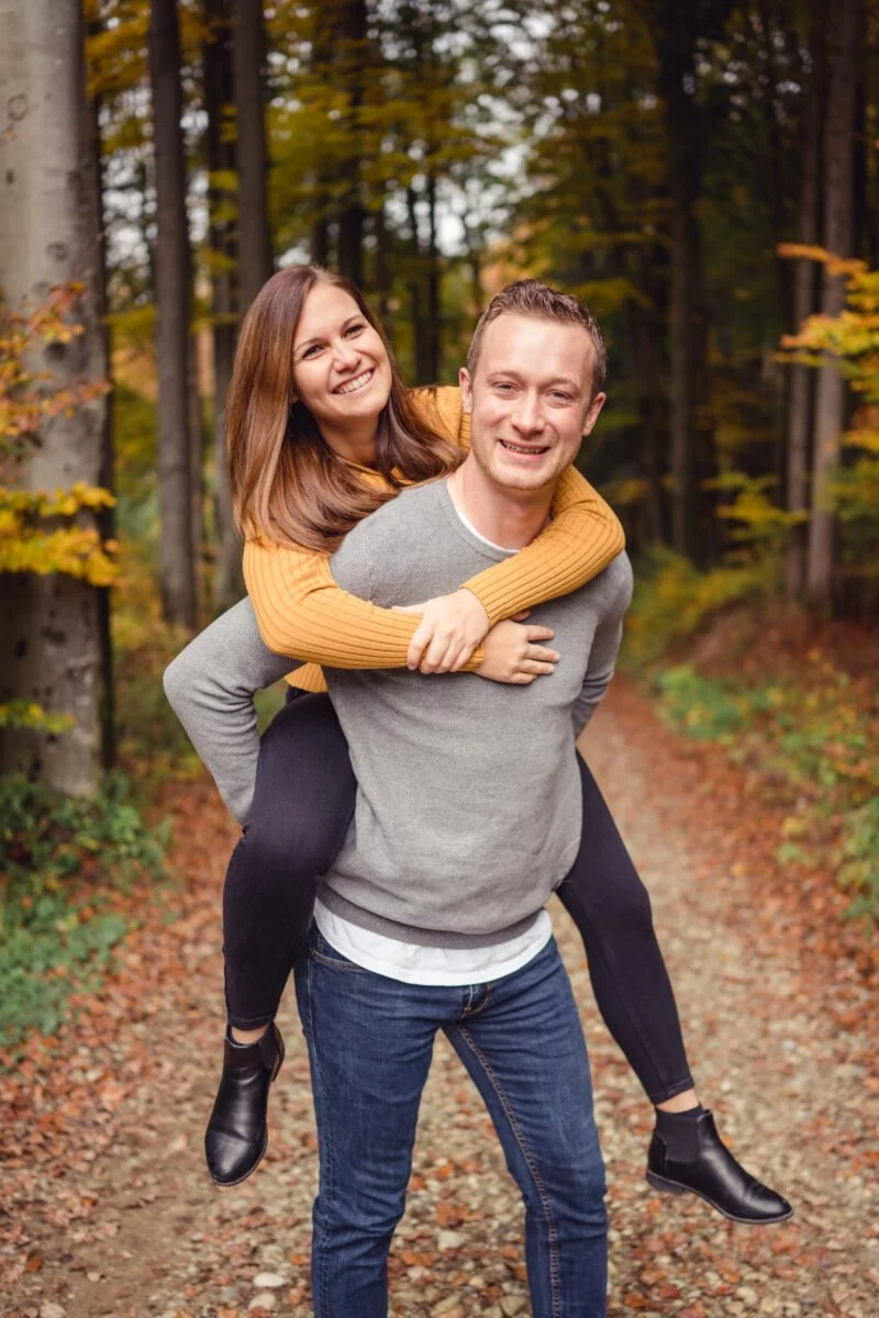 Peoplefotografie Paar Huckepack