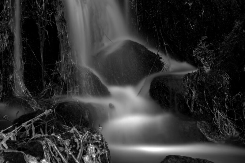 Landschaftsfoto schwarz-weiß Wasserfall