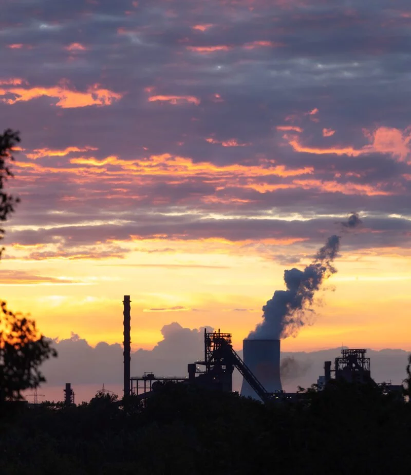 Sonnenaufgang mit Industrielandschaft