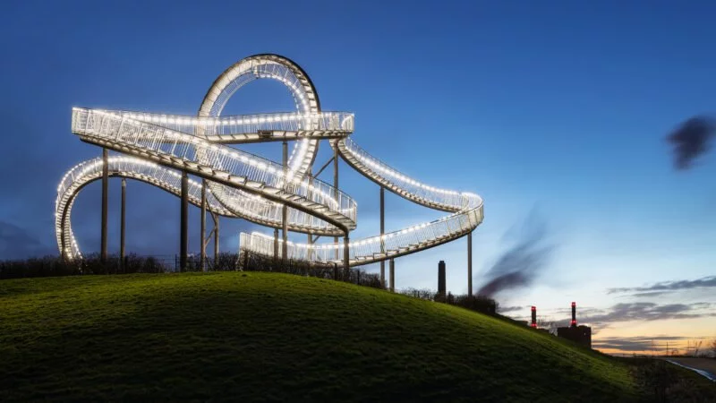 Die Landmarke Tiger & Turtle während der Dämmerung.