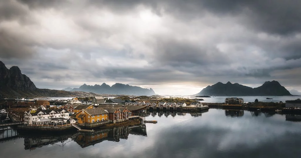 Hochformat vs. Querformat ᐅ Welches Format für welches Bild? 2 Ein Fjord in Norwegen beim Sonnenaufgang