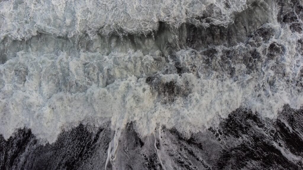 Eine Luftbildfotografie von Wellen.