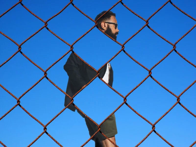 Kreative Fotoideen Mann hinter Zaun