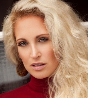 Model Nadine H