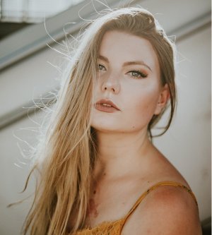 Model Alexandra Su0