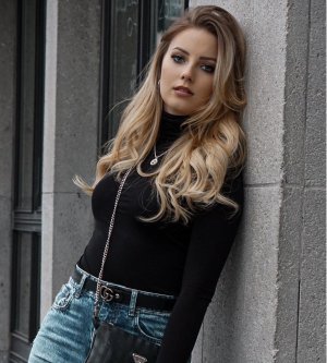 Model Laura Adina A