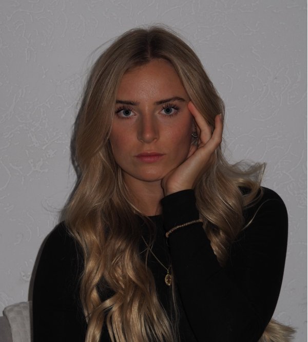 Model Sedcard von Vivian G - weibliches New Face Fotomodel Deutschland